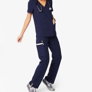 Figs Kade Cargo Scrub Pants in Navy Blue, size Medium